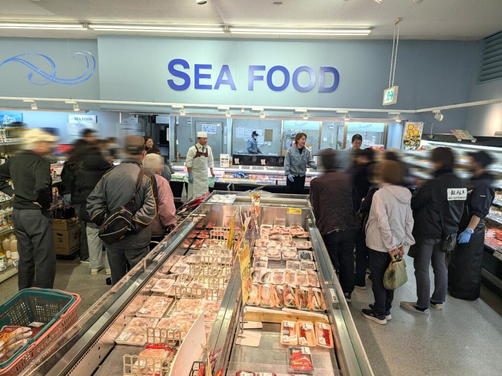 解体ショーに集まるお客さん